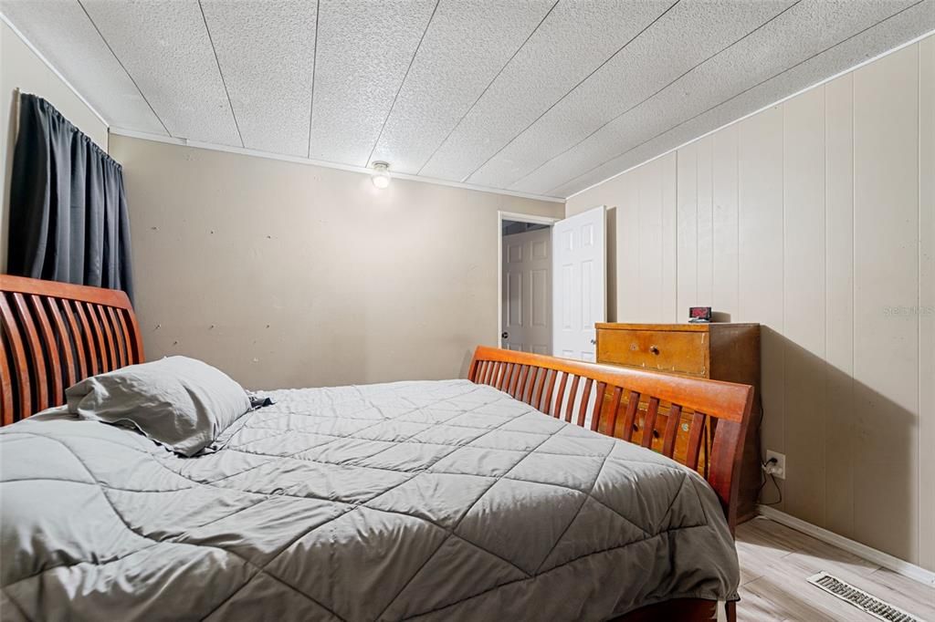 待售: $130,000 (3 贝兹, 1 浴室, 828 平方英尺)