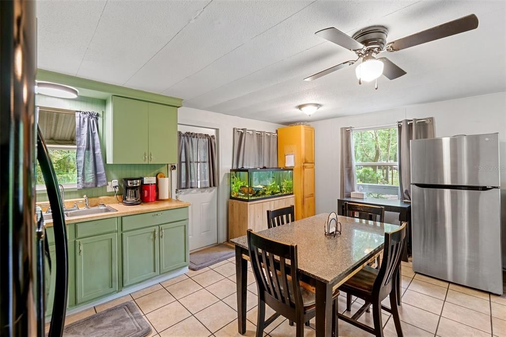 待售: $130,000 (3 贝兹, 1 浴室, 828 平方英尺)