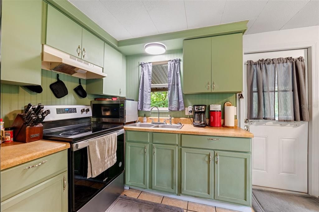 待售: $130,000 (3 贝兹, 1 浴室, 828 平方英尺)