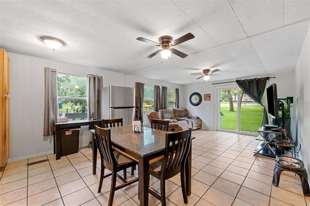 待售: $130,000 (3 贝兹, 1 浴室, 828 平方英尺)