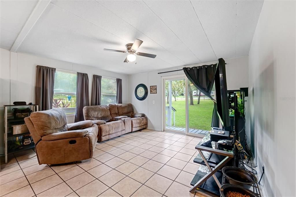 待售: $130,000 (3 贝兹, 1 浴室, 828 平方英尺)