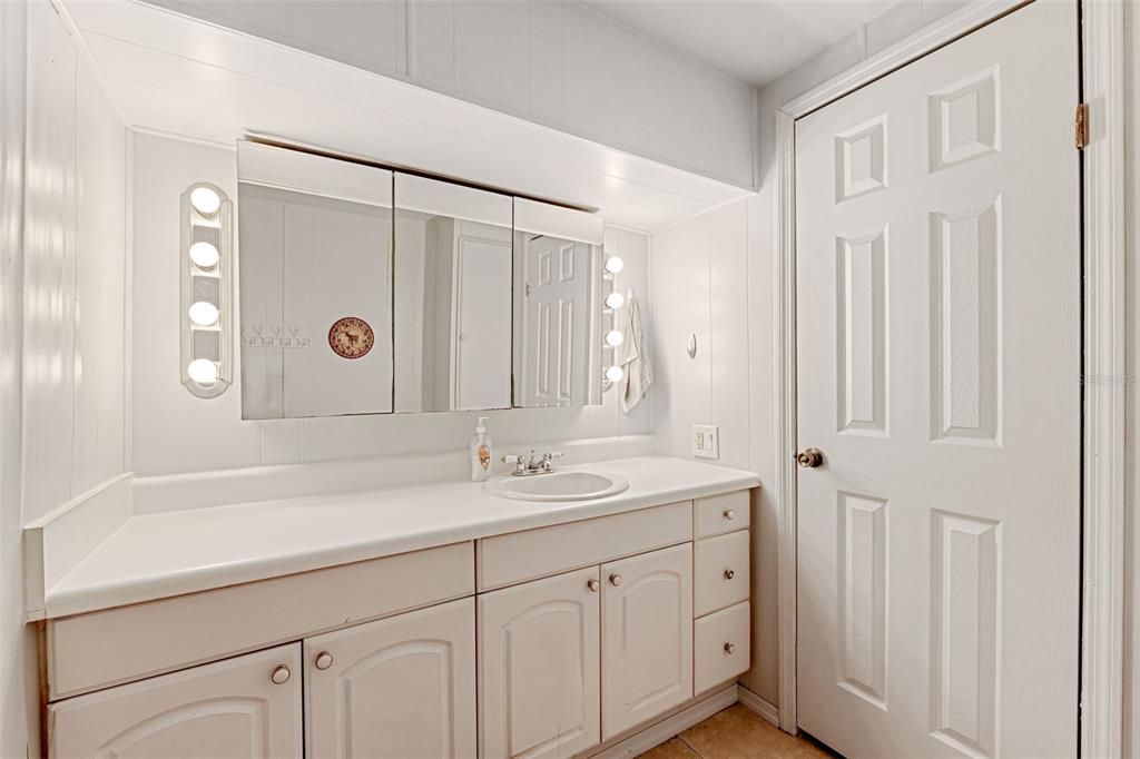 待售: $130,000 (3 贝兹, 1 浴室, 828 平方英尺)