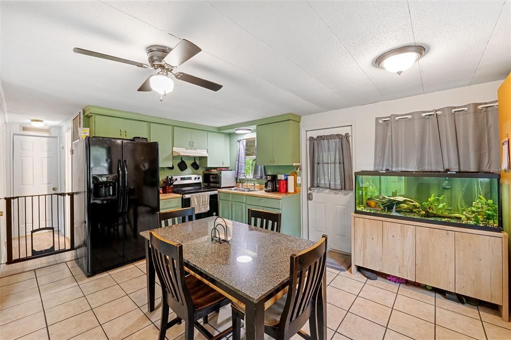 待售: $130,000 (3 贝兹, 1 浴室, 828 平方英尺)