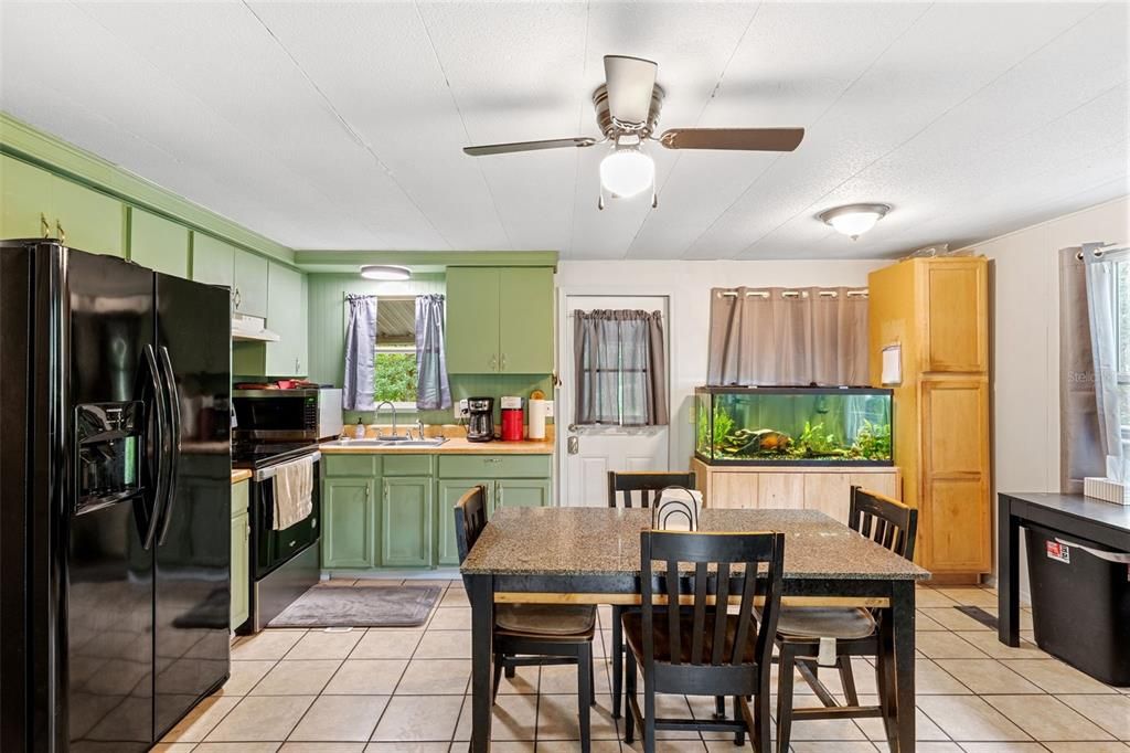 待售: $130,000 (3 贝兹, 1 浴室, 828 平方英尺)