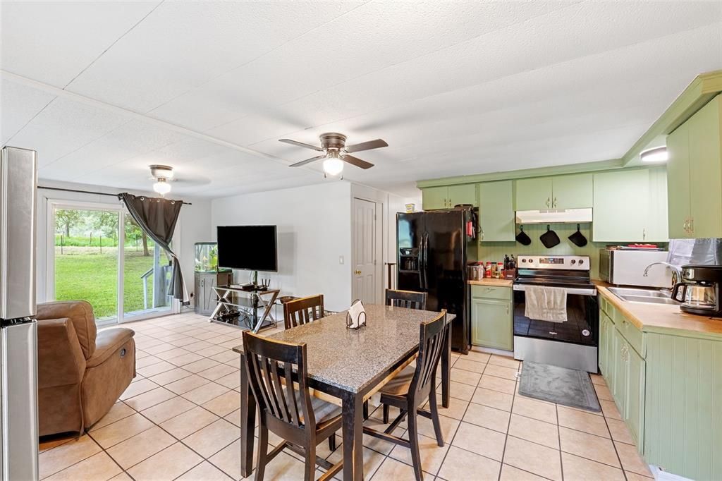 待售: $130,000 (3 贝兹, 1 浴室, 828 平方英尺)