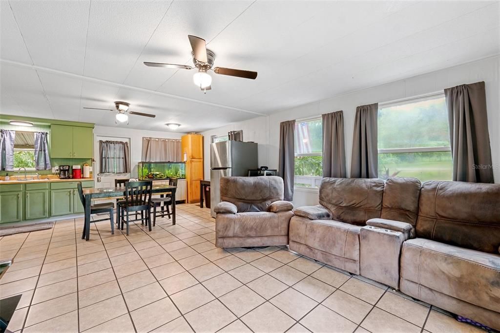 待售: $130,000 (3 贝兹, 1 浴室, 828 平方英尺)