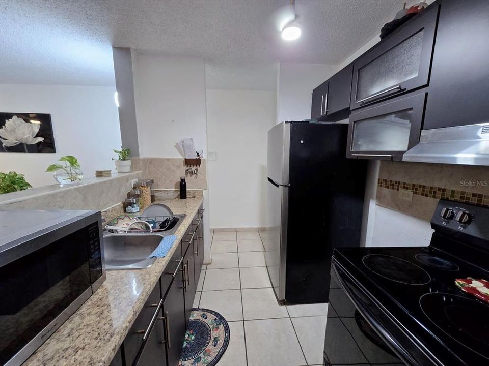 合同活跃: $140,000 (3 贝兹, 1 浴室, 808 平方英尺)