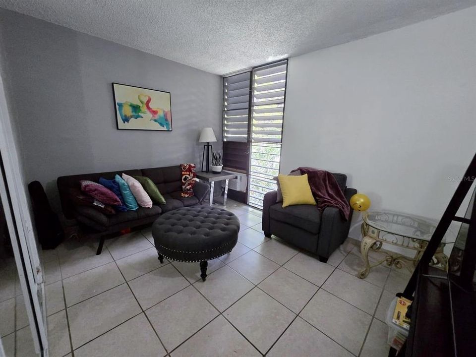 合同活跃: $140,000 (3 贝兹, 1 浴室, 808 平方英尺)