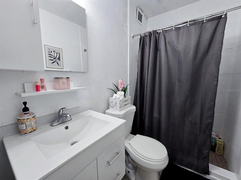 合同活跃: $140,000 (3 贝兹, 1 浴室, 808 平方英尺)