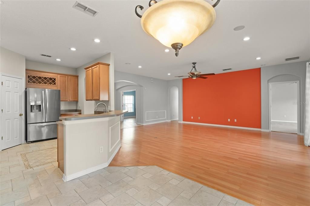 Под контрактом: $439,000 (3 спален, 2 ванн, 2131 Квадратных фут)