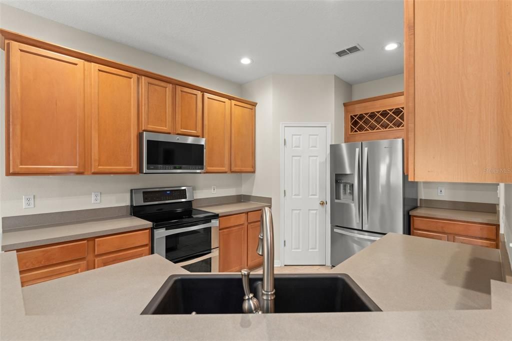 Под контрактом: $439,000 (3 спален, 2 ванн, 2131 Квадратных фут)