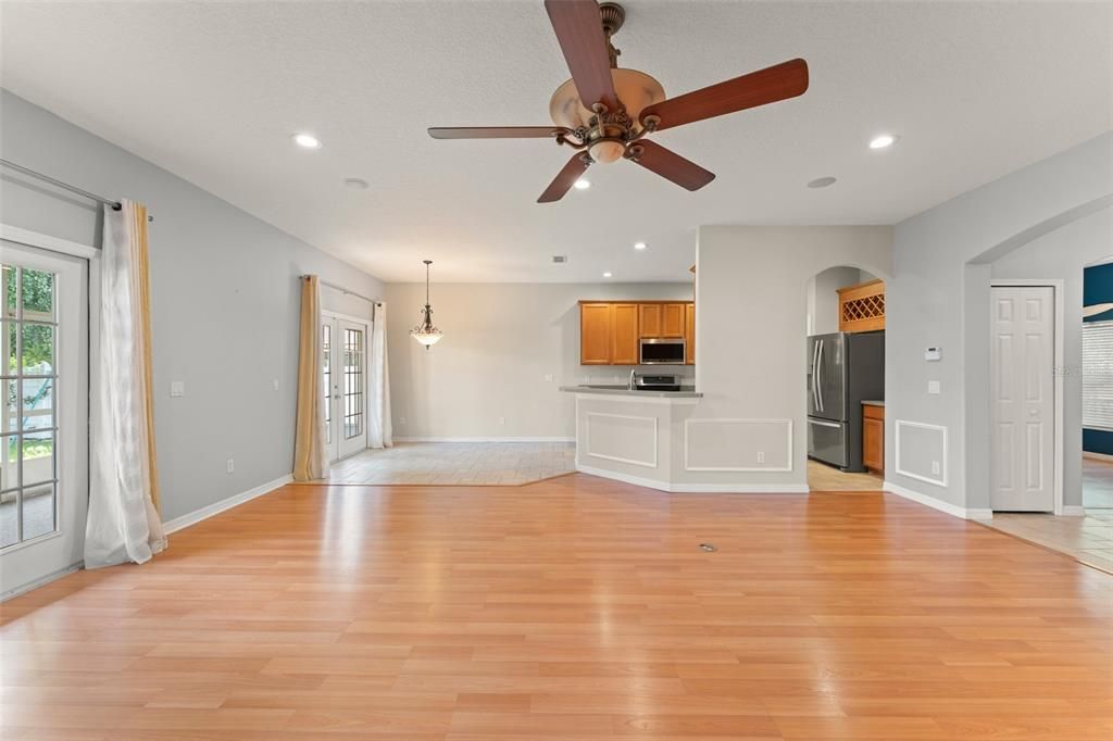 Под контрактом: $439,000 (3 спален, 2 ванн, 2131 Квадратных фут)