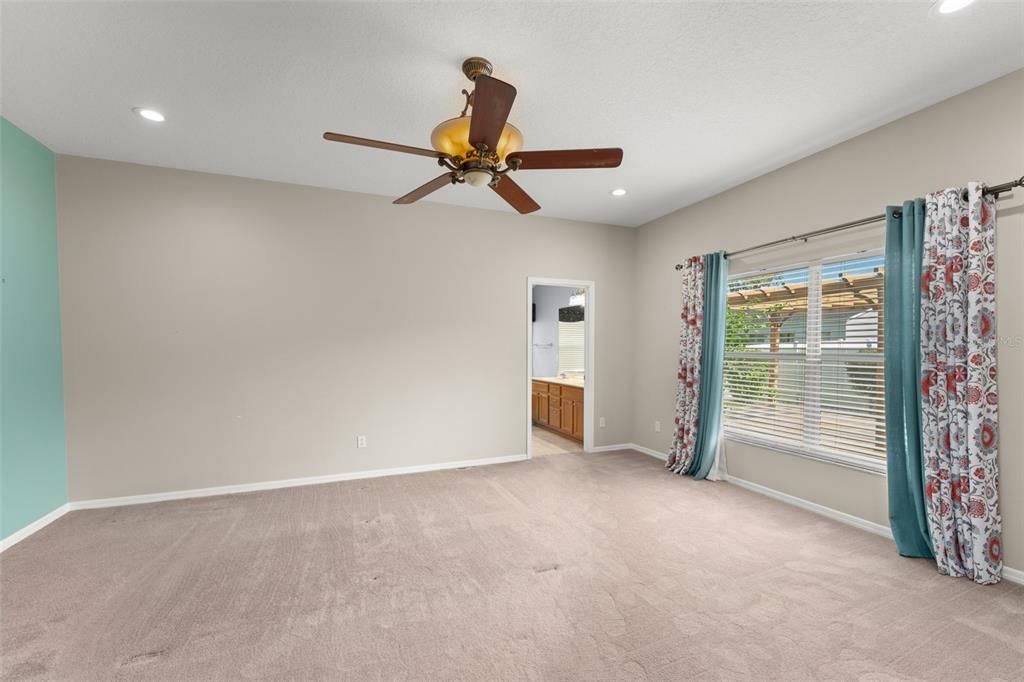 Под контрактом: $439,000 (3 спален, 2 ванн, 2131 Квадратных фут)