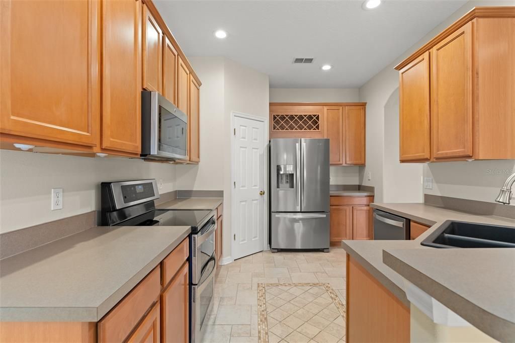 Под контрактом: $439,000 (3 спален, 2 ванн, 2131 Квадратных фут)