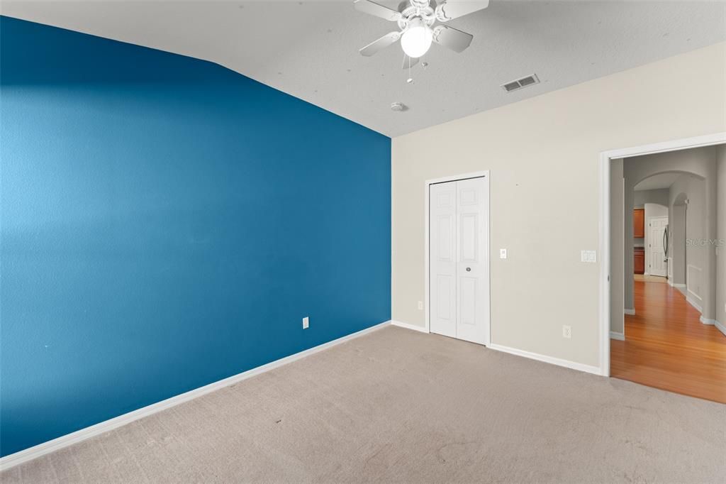 Под контрактом: $439,000 (3 спален, 2 ванн, 2131 Квадратных фут)