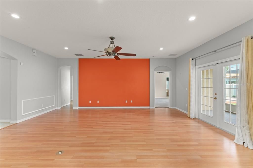 Под контрактом: $439,000 (3 спален, 2 ванн, 2131 Квадратных фут)