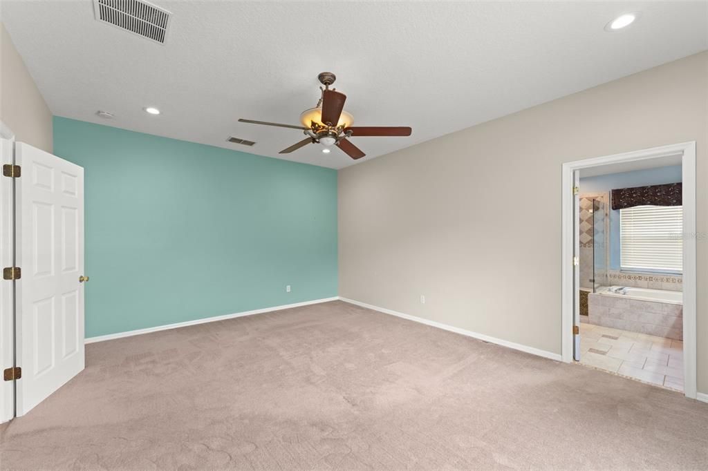 Под контрактом: $439,000 (3 спален, 2 ванн, 2131 Квадратных фут)