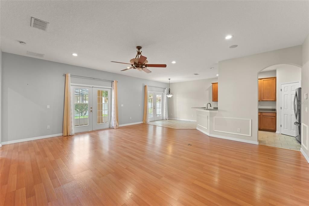 Под контрактом: $439,000 (3 спален, 2 ванн, 2131 Квадратных фут)