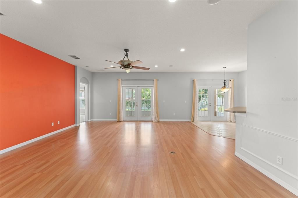 Под контрактом: $439,000 (3 спален, 2 ванн, 2131 Квадратных фут)