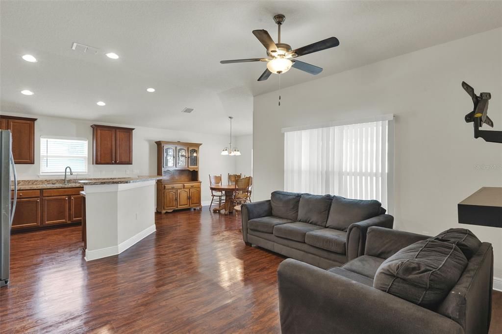 En Venta: $309,000 (3 camas, 2 baños, 1487 Pies cuadrados)