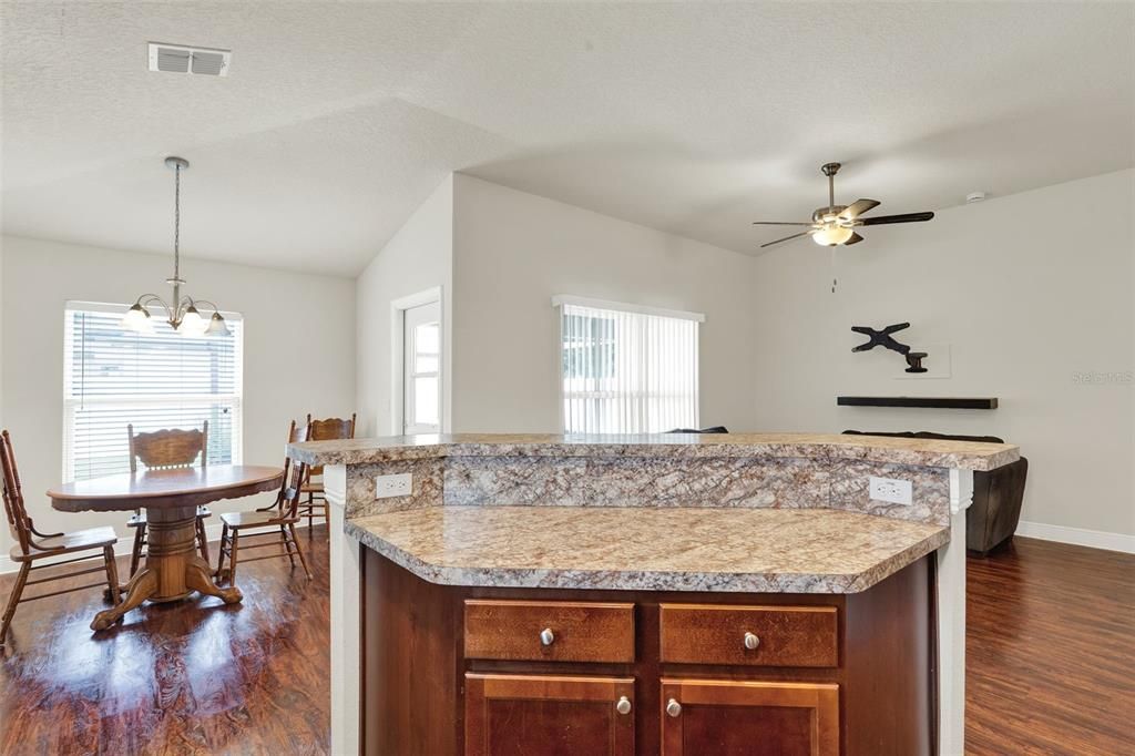 En Venta: $309,000 (3 camas, 2 baños, 1487 Pies cuadrados)