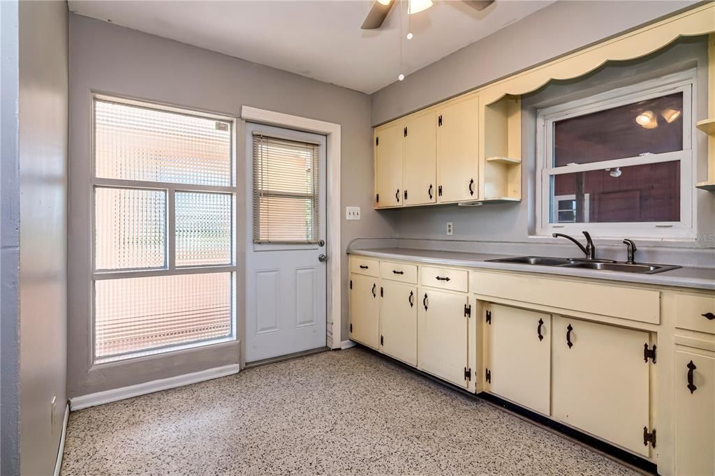 Activo con contrato: $320,000 (3 camas, 2 baños, 1525 Pies cuadrados)