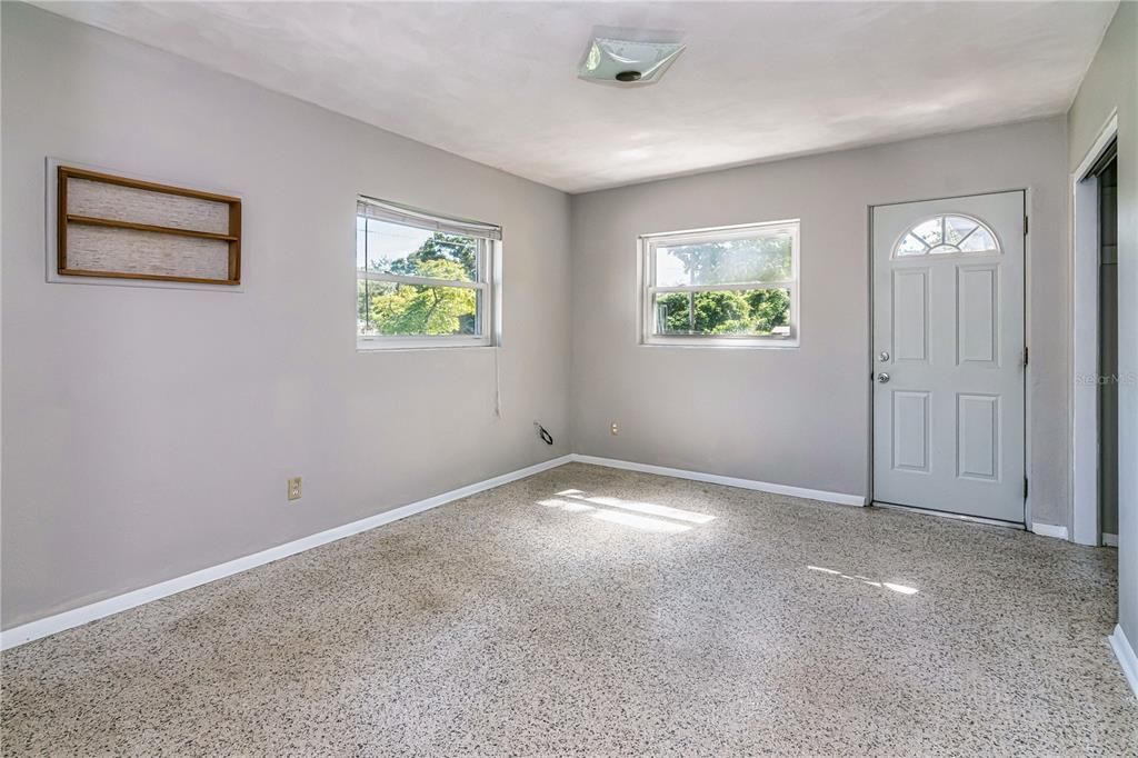 Activo con contrato: $320,000 (3 camas, 2 baños, 1525 Pies cuadrados)