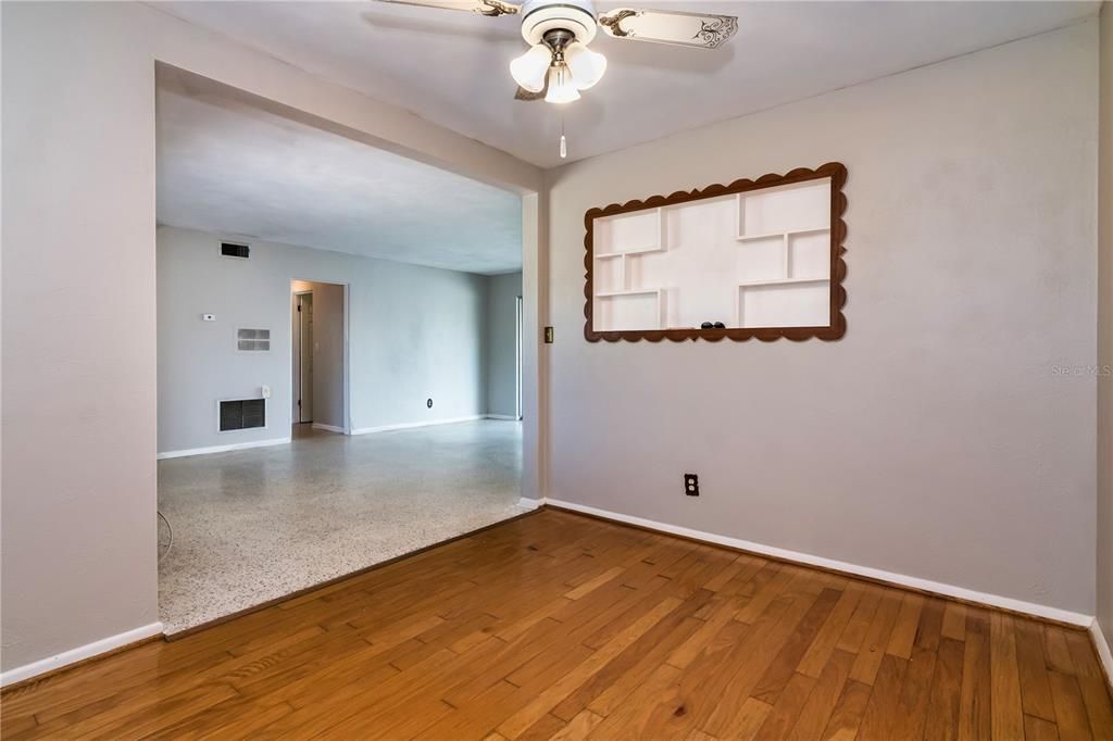 Activo con contrato: $320,000 (3 camas, 2 baños, 1525 Pies cuadrados)