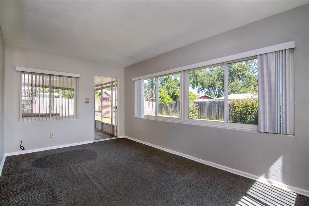 Activo con contrato: $320,000 (3 camas, 2 baños, 1525 Pies cuadrados)