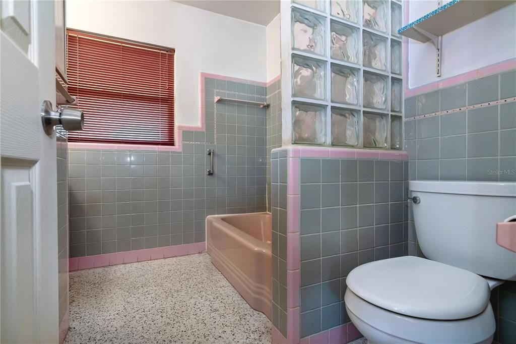 Activo con contrato: $320,000 (3 camas, 2 baños, 1525 Pies cuadrados)