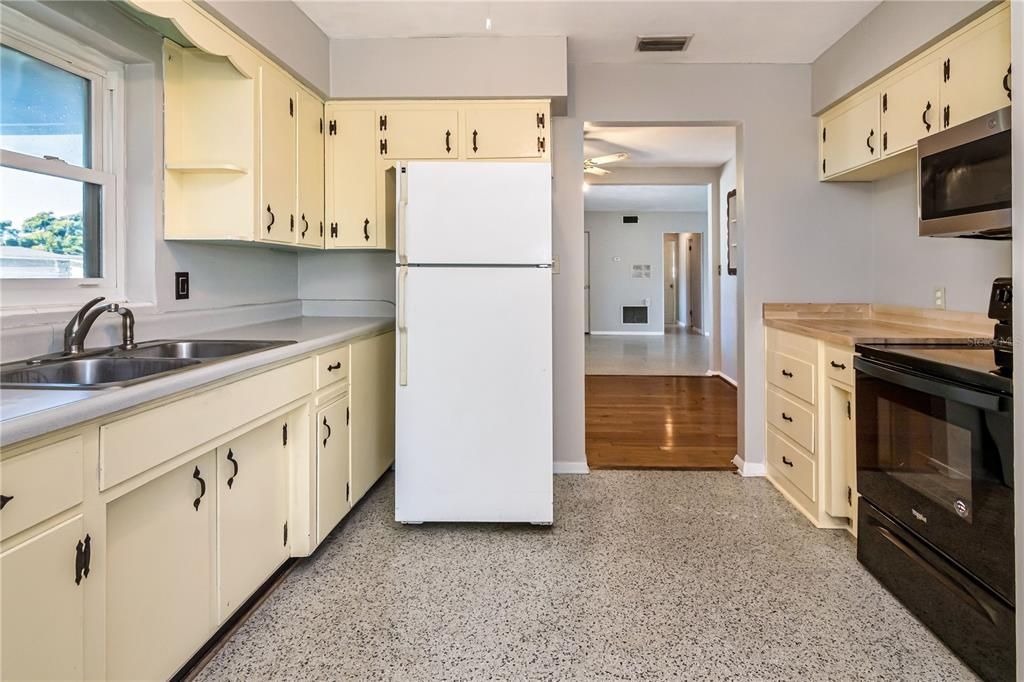 Activo con contrato: $320,000 (3 camas, 2 baños, 1525 Pies cuadrados)