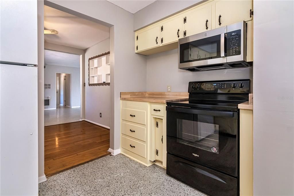 Activo con contrato: $320,000 (3 camas, 2 baños, 1525 Pies cuadrados)