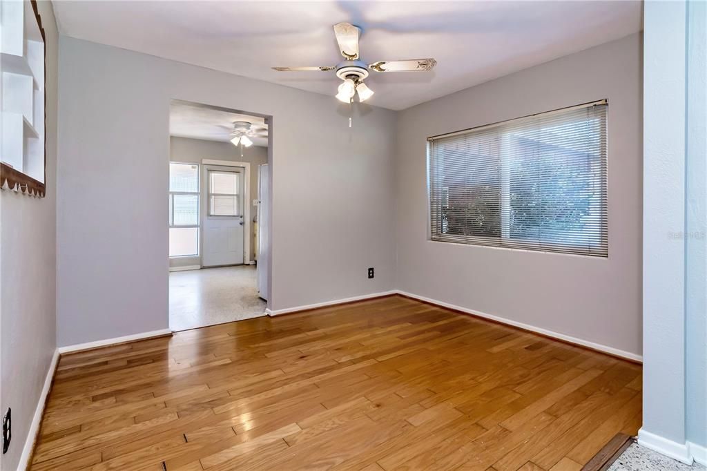 Activo con contrato: $320,000 (3 camas, 2 baños, 1525 Pies cuadrados)