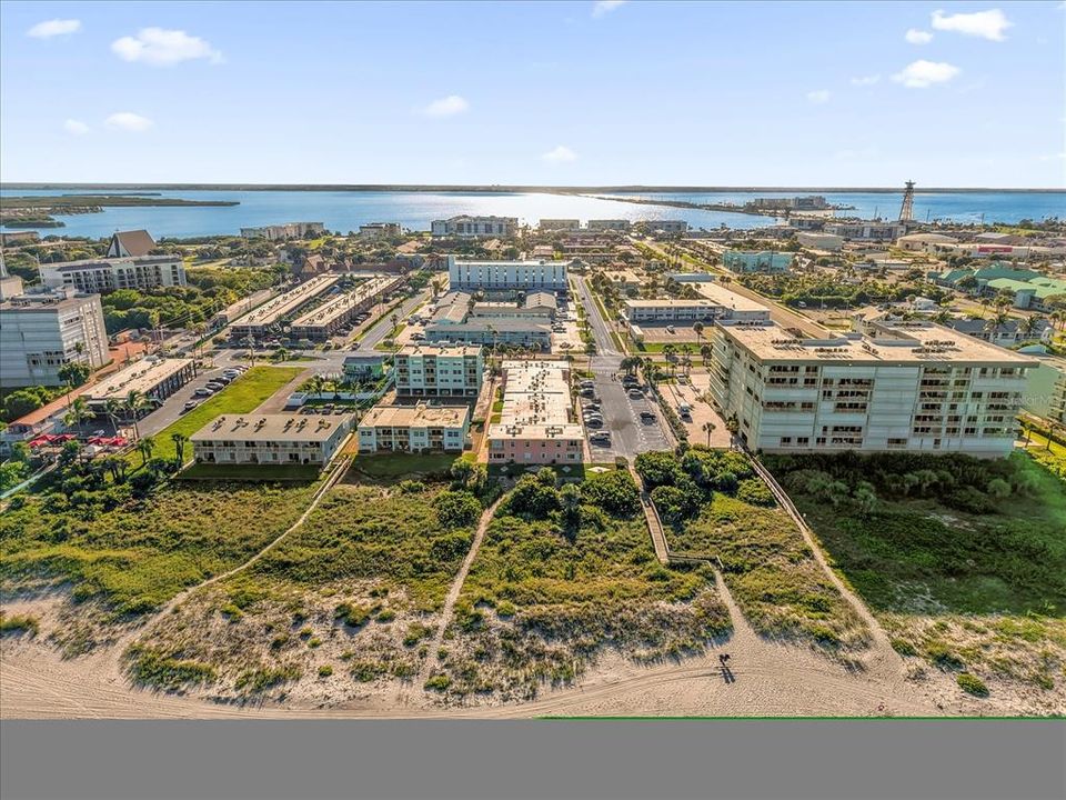 For Sale: $220,000 (1 beds, 1 baths, 745 Square Feet)