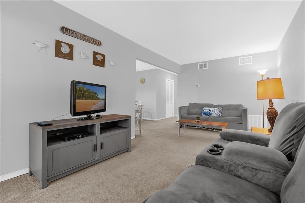 For Sale: $220,000 (1 beds, 1 baths, 745 Square Feet)