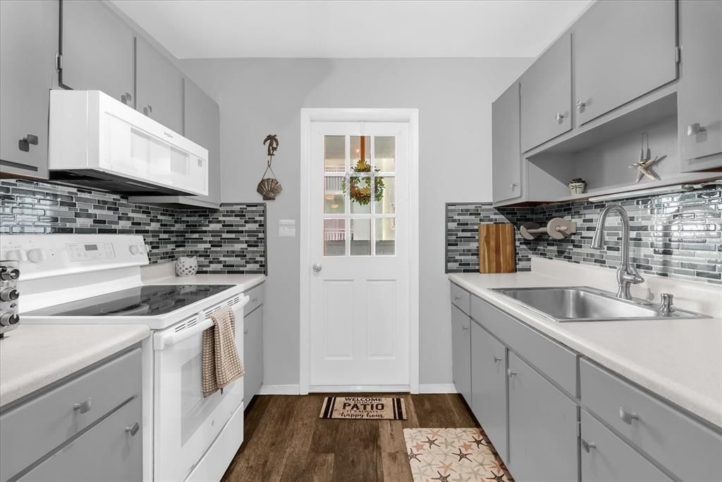 For Sale: $220,000 (1 beds, 1 baths, 745 Square Feet)