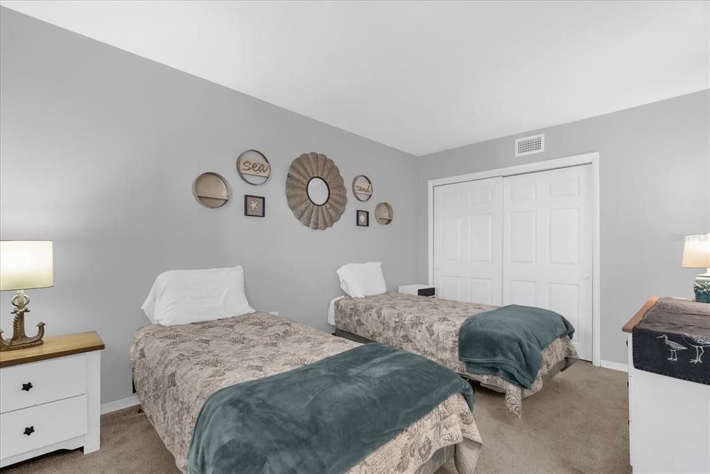 For Sale: $220,000 (1 beds, 1 baths, 745 Square Feet)