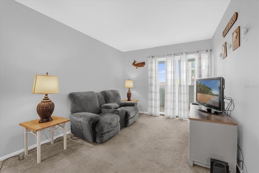 For Sale: $220,000 (1 beds, 1 baths, 745 Square Feet)