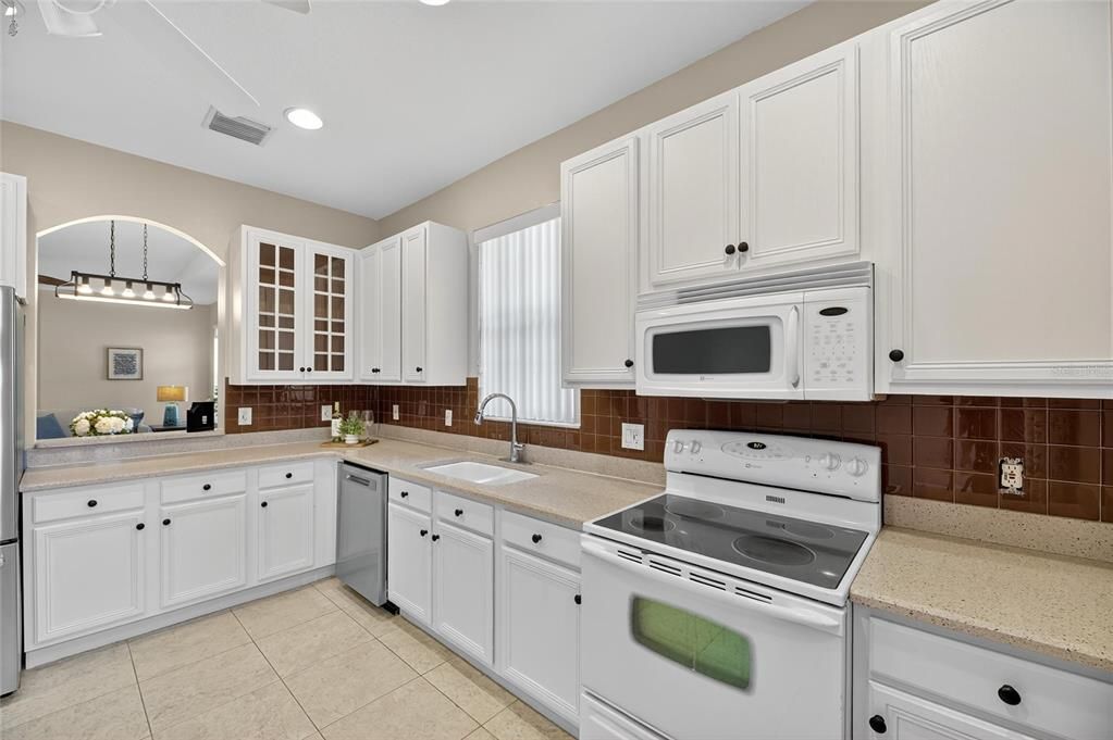 Active With Contract: $292,000 (2 beds, 2 baths, 1546 Square Feet)