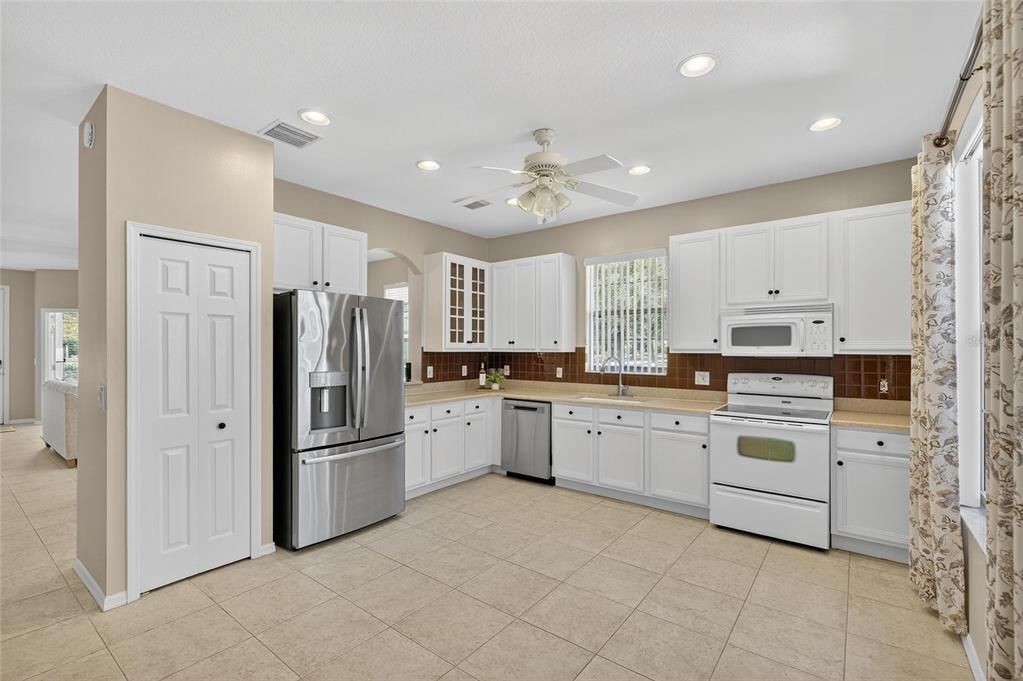 Active With Contract: $292,000 (2 beds, 2 baths, 1546 Square Feet)