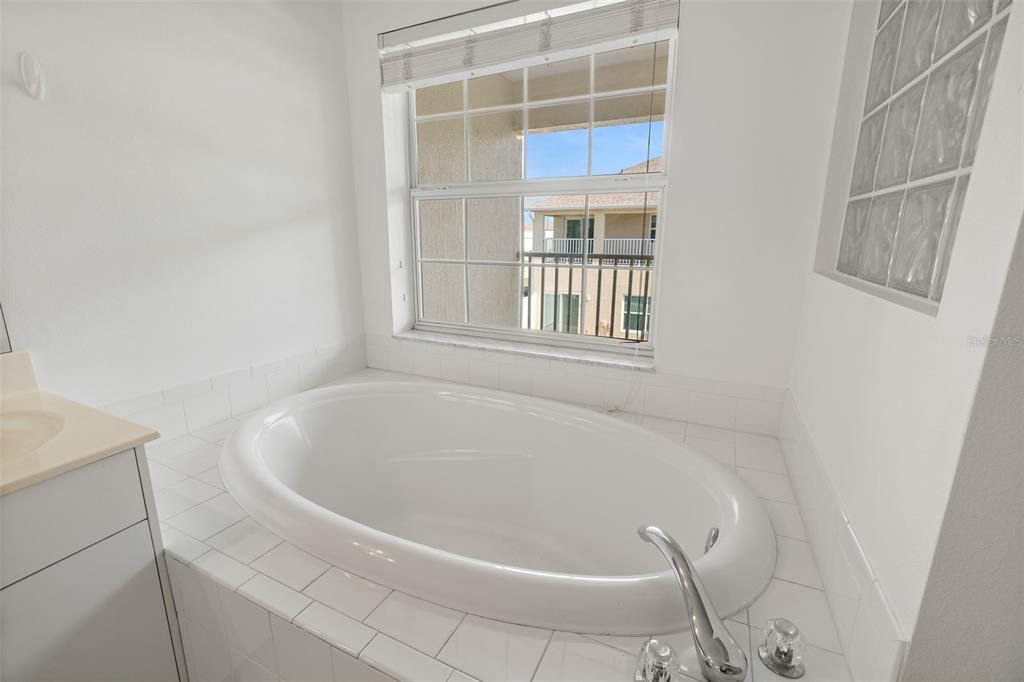 На продажу: $359,000 (3 спален, 2 ванн, 1674 Квадратных фут)