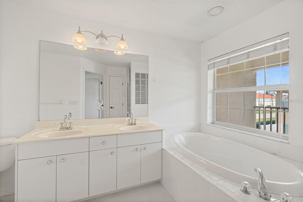 На продажу: $359,000 (3 спален, 2 ванн, 1674 Квадратных фут)