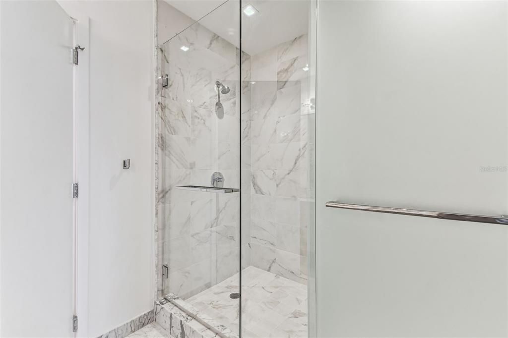 En Renta: $20,000 (3 camas, 2 baños, 2404 Pies cuadrados)