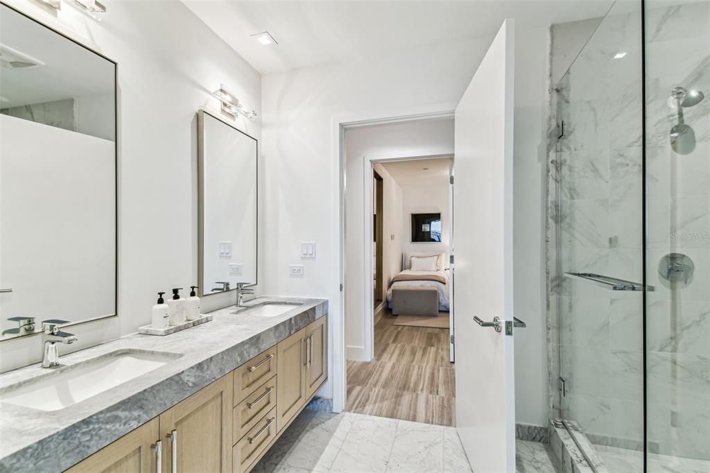 En Renta: $20,000 (3 camas, 2 baños, 2404 Pies cuadrados)