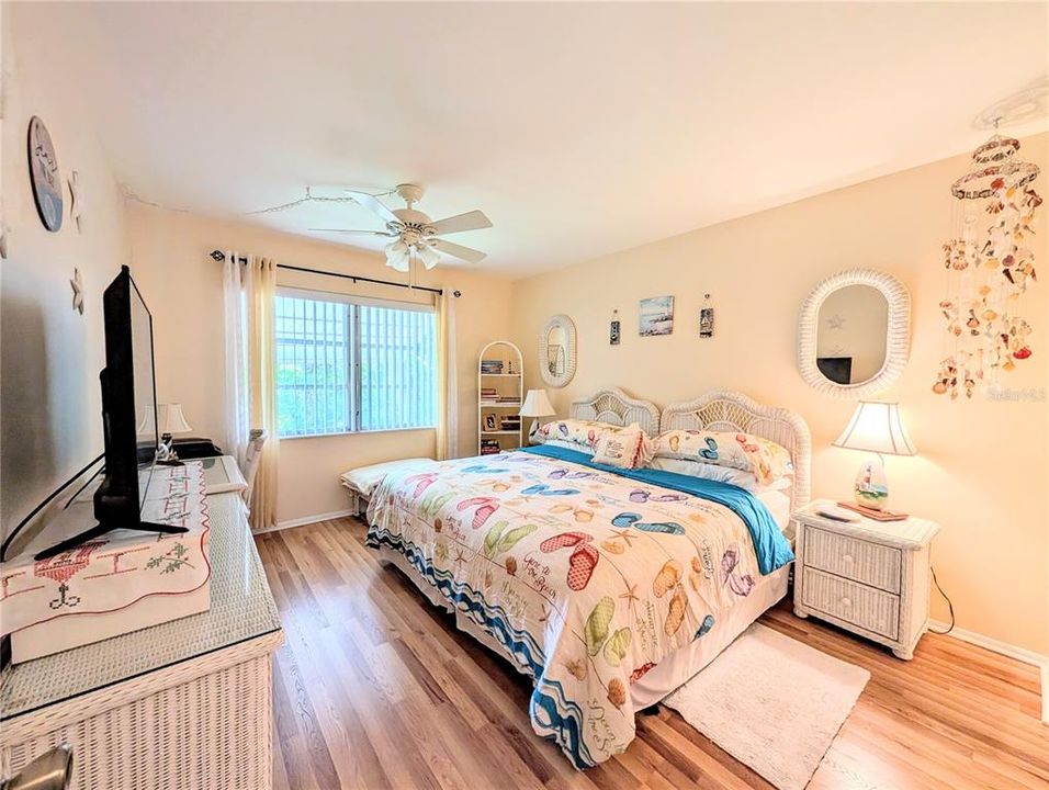 Active With Contract: $86,000 (2 beds, 1 baths, 840 Square Feet)