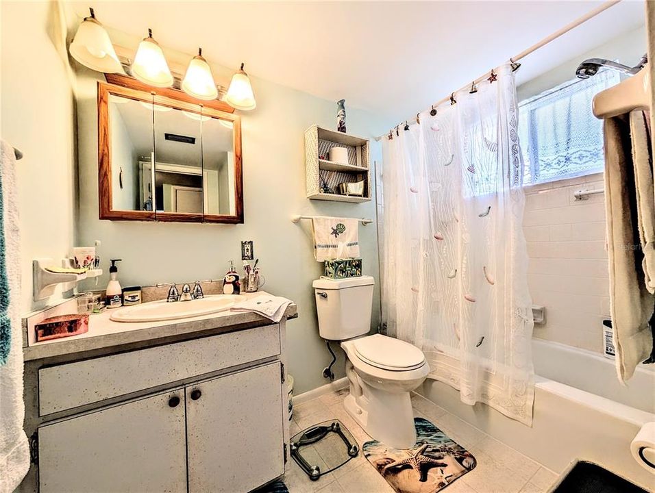 Active With Contract: $86,000 (2 beds, 1 baths, 840 Square Feet)