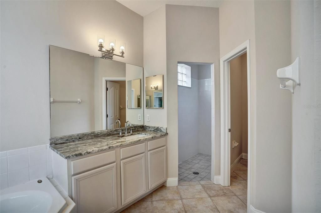 Activo con contrato: $698,000 (4 camas, 2 baños, 2000 Pies cuadrados)