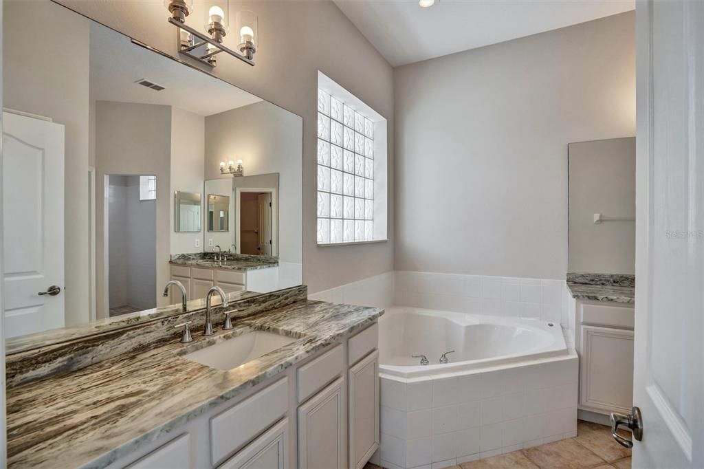 Activo con contrato: $698,000 (4 camas, 2 baños, 2000 Pies cuadrados)