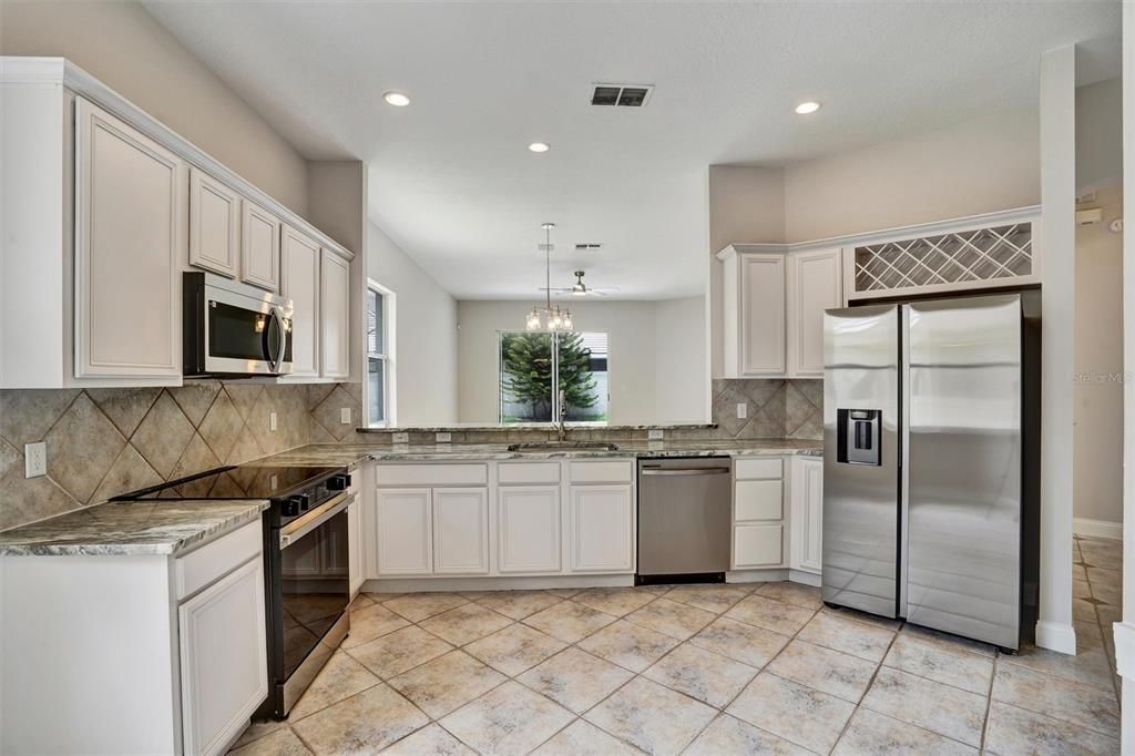 Activo con contrato: $698,000 (4 camas, 2 baños, 2000 Pies cuadrados)