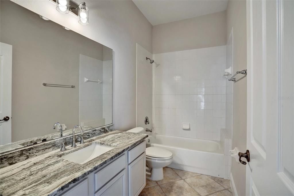 Activo con contrato: $698,000 (4 camas, 2 baños, 2000 Pies cuadrados)